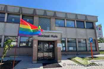 Regenboogvlag- en banken duiken op als symbolische actie tegen discriminatie