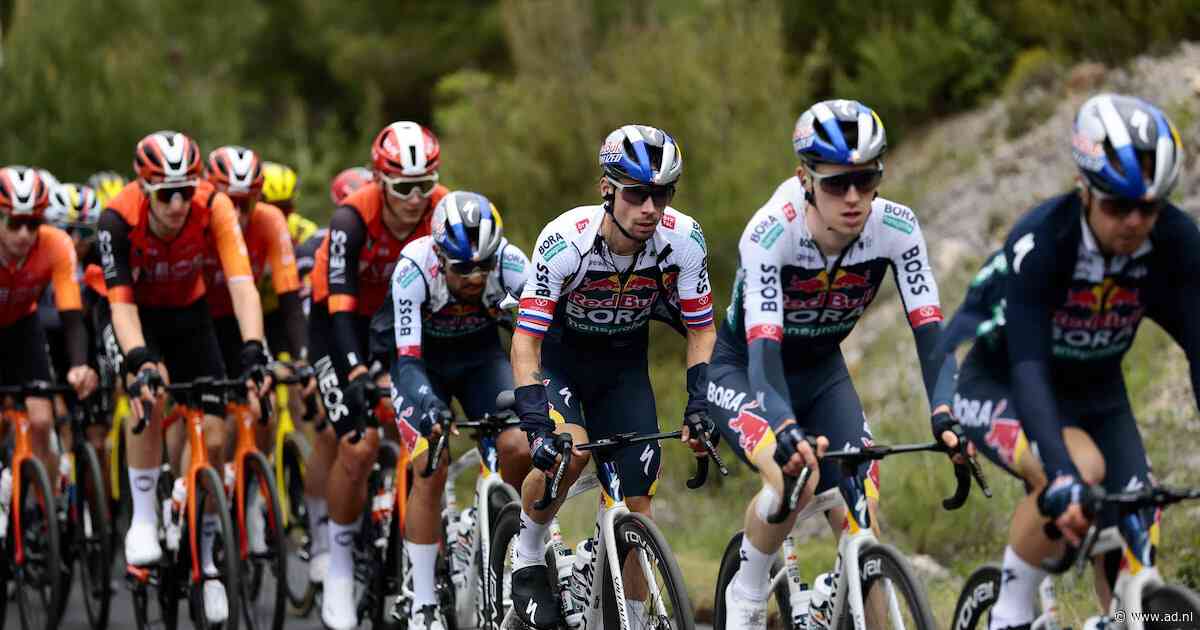 Kopgroep ziet peloton naderen op slotklim