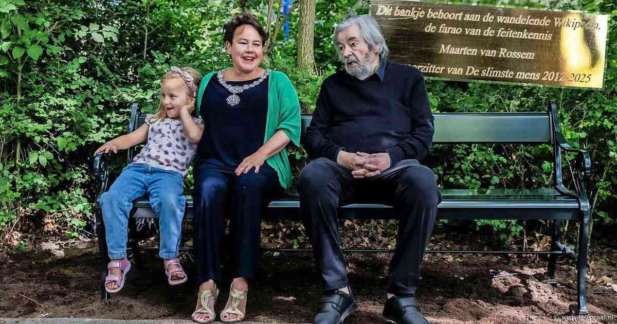 Beroepsmopperkont Maarten van Rossem krijgt zijn eigen Utrechtse parkbankje: ’Niet zeuren als je naast me komt zitten’