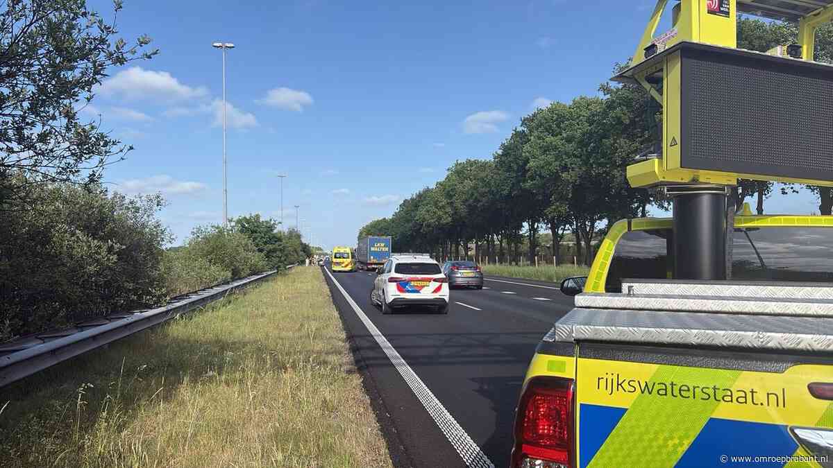 Vertraging A58 door ongeluk, auto lekt vloeistof