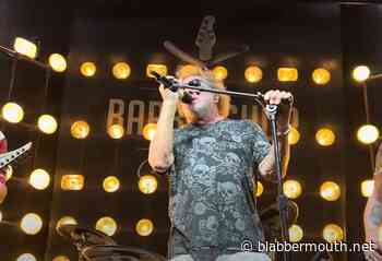 SAMMY HAGAR Joins LIFEHOUSE Members For Surprise Two-Song Performance At Las Vegas's The Barbershop Cuts & Cocktails