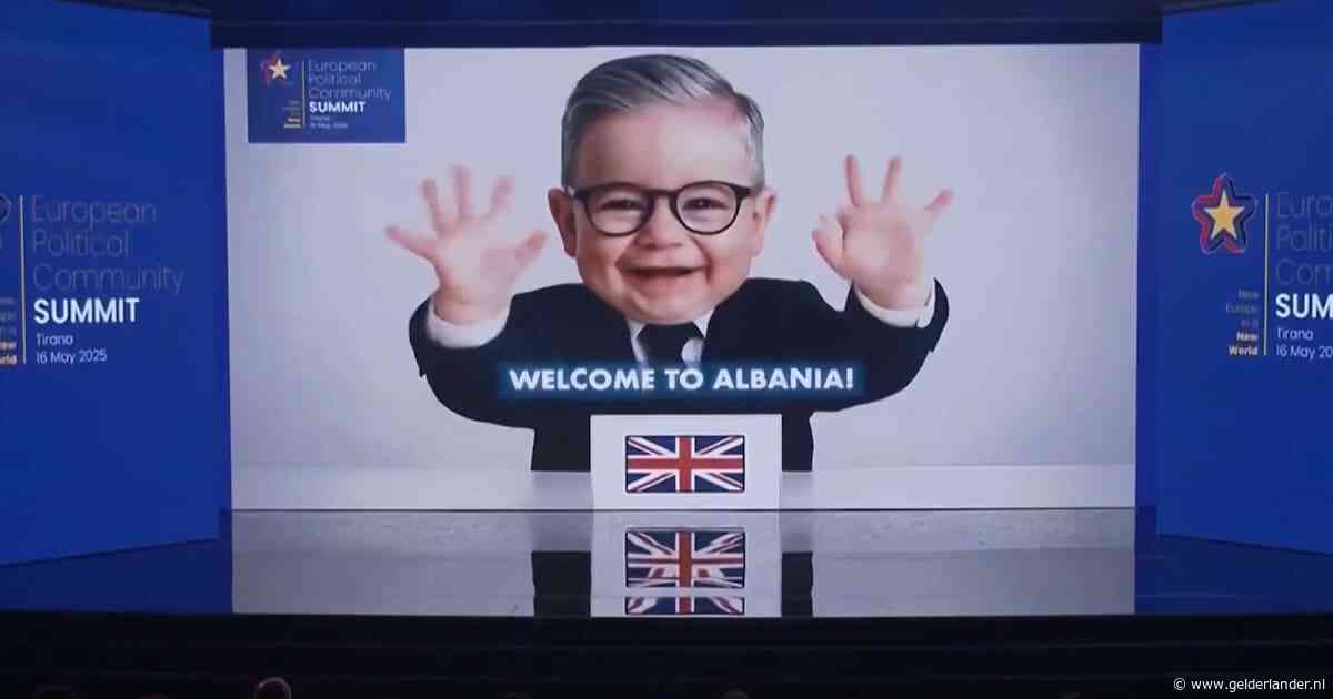 KIJK | Schoof, Rutte en Macron op groot scherm als baby: AI steelt de show bij Europese top