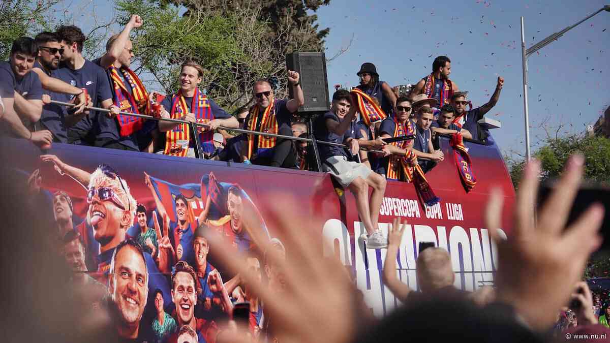 In beeld | Frenkie de Jong en ploeggenoten gehuldigd met busrit door Barcelona