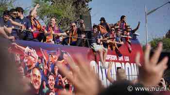In beeld | Frenkie de Jong en ploeggenoten gehuldigd met busrit door Barcelona