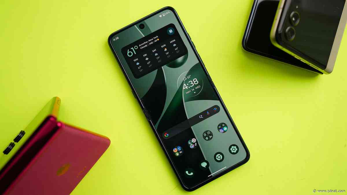 I replaced my slab phone with Motorola's $1,300 Razr Ultra for a week - and it's very convincing