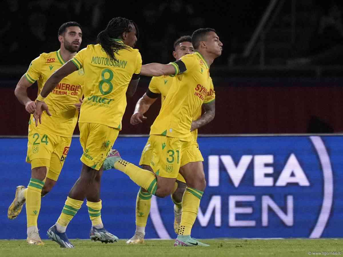 Calciatori obbligati a indossare il simbolo Lgbt. Ma l'attaccante islamico si rifiuta