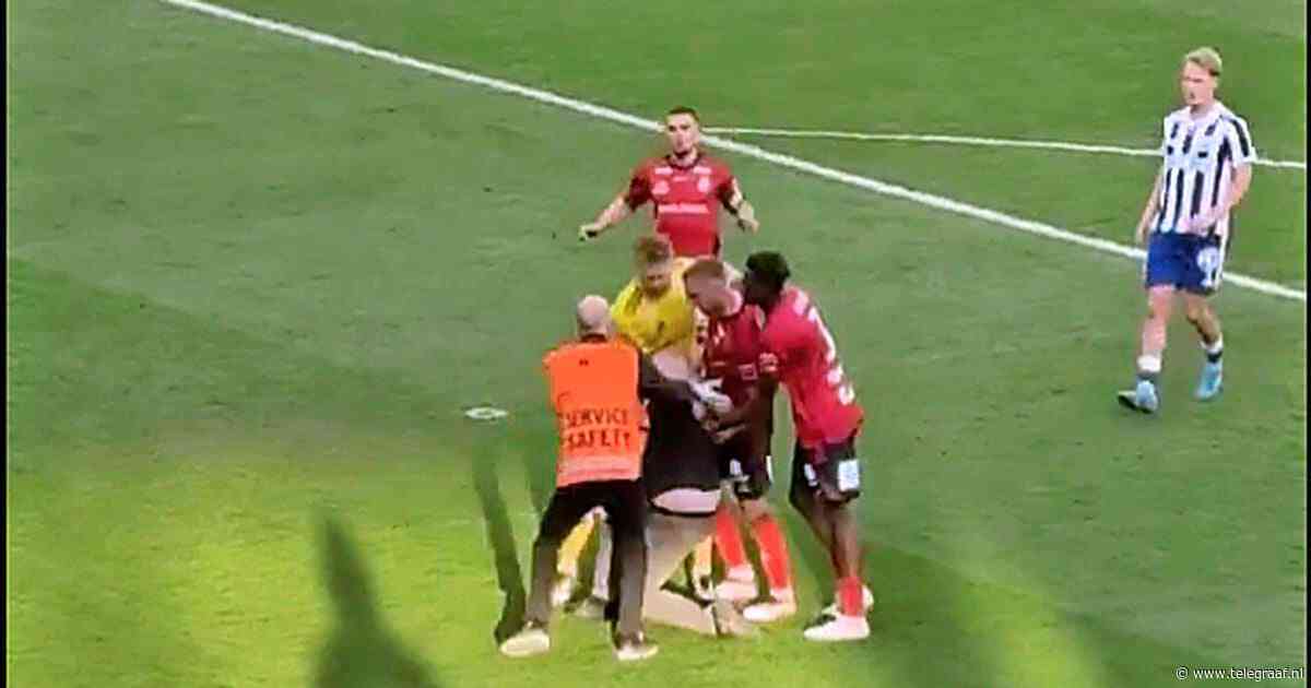 Bizarre beelden uit Zweden: supporter rent het veld op en wil speler van achteren slaan