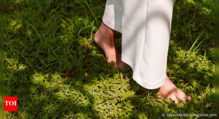Walking barefoot on grass for 10 minutes: 5 benefits doctors are now talking about