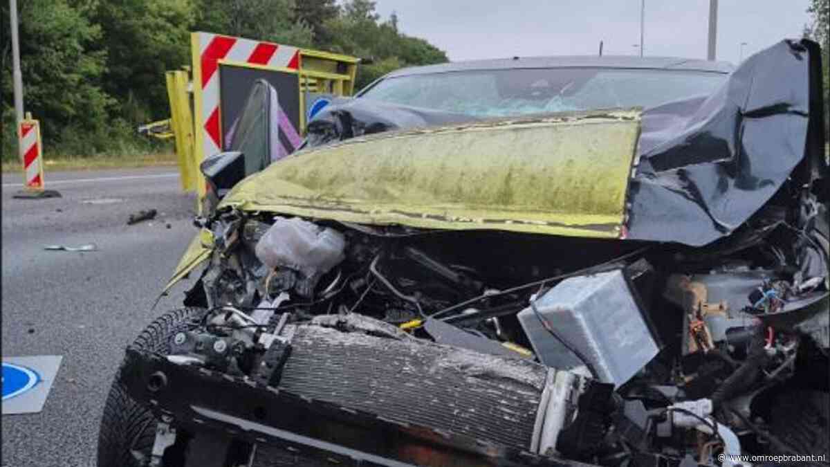 Opnieuw botst auto op een pijlwagen, nu is het raak op de A58