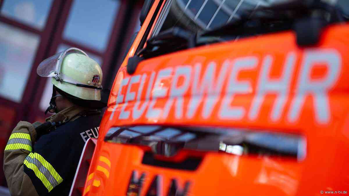 Großbrand bei Oldenburg: Hunderte Autos und Schrott stehen in Flammen