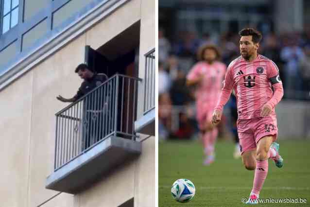VIDEO. Alsof hij de paus zelf is: Lionel ‘Leo’ Messi gaat viraal met begroeting vanop hotelbalkon