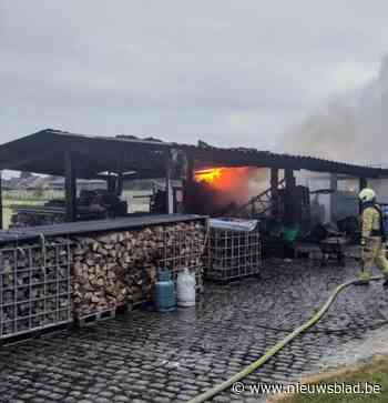 “Vlammen waren metershoog zichtbaar”: brandweer rukt massaal uit voor uitslaande brand in loods