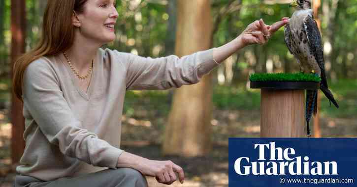 Sirens: Julianne Moore and Meghann Fahy have acres of fun in this wild White Lotus-esque bingefest