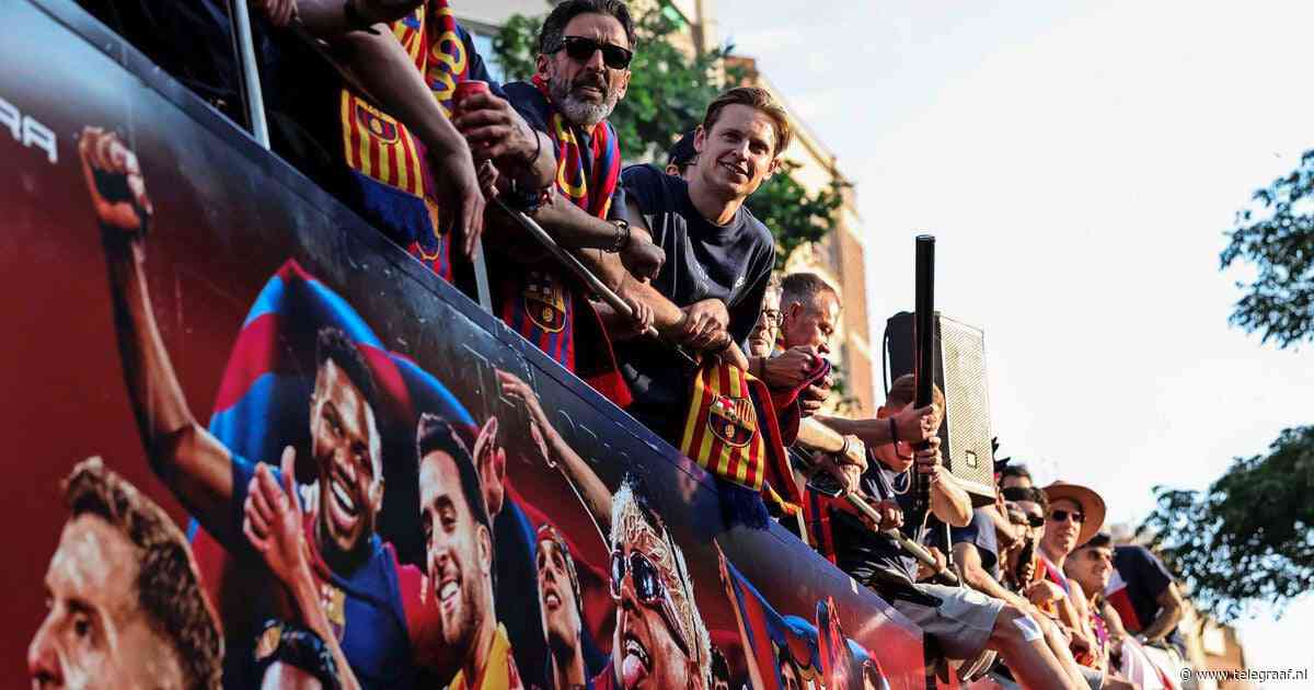 FOTO’S Barcelona in vuur en vlam: duizenden mensen op de been voor titelfeest van Frenkie de Jong en co