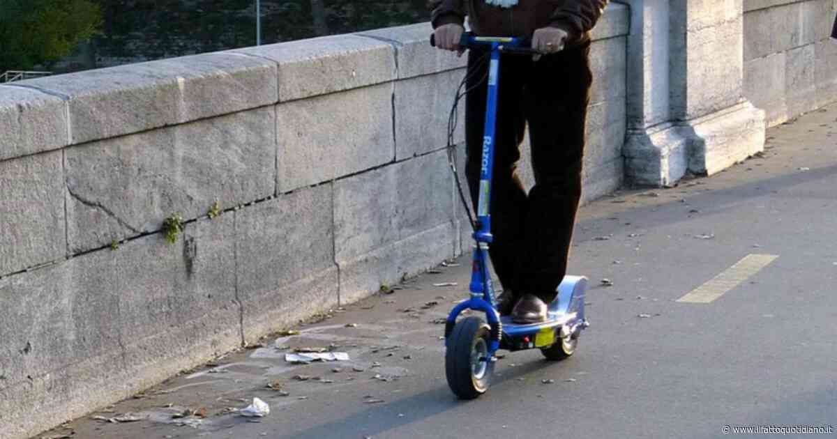 Travolge monopattino con l’auto e scappa: morto 36enne a Roma