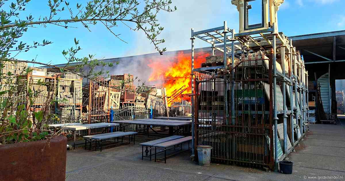 Zeer grote brand in Eemnes, veiligheidsregio roept op ‘niet te komen kijken’