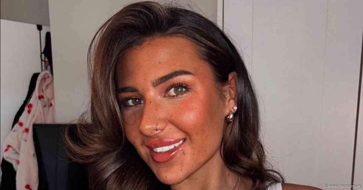 Ex-prison guard 'wants to rekindle relationship' that saw her jailed, lag's mum claims
