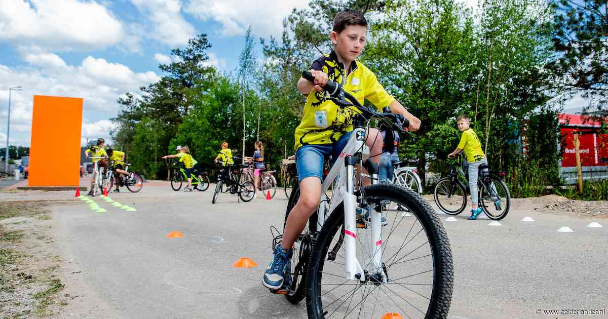 Fietsen verleer je niet, maar wat als je er nooit een had? Ome Joops Tour helpt kinderen op weg