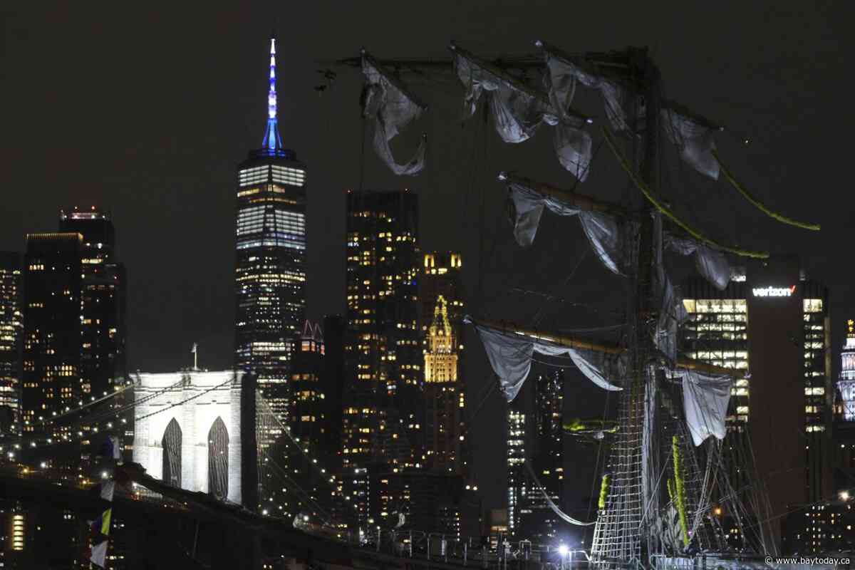 Mexican tall ship strikes Brooklyn Bridge, snapping masts and fatally injuring 2 crew members
