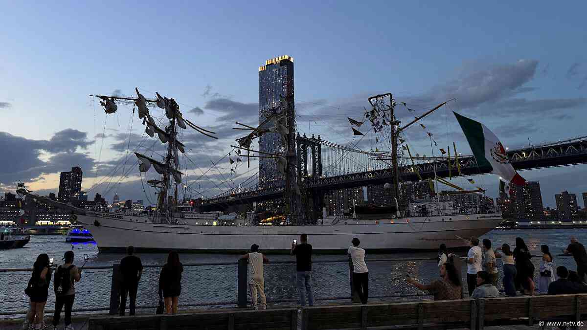 22 Menschen verletzt: Mexikanisches Schiff kollidiert mit Brooklyn Bridge