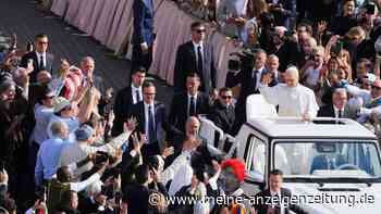 Papst Leo erstmals mit Papamobil auf Petersplatz