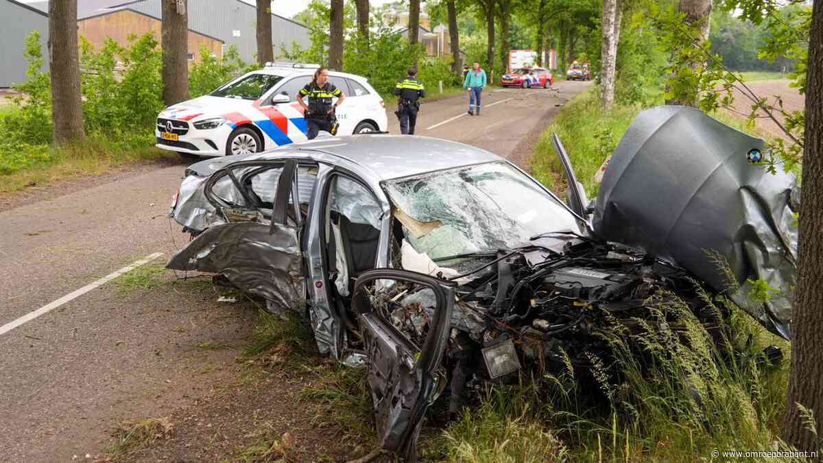 Man crasht met auto tegen meerdere bomen, traumahelikopter geland