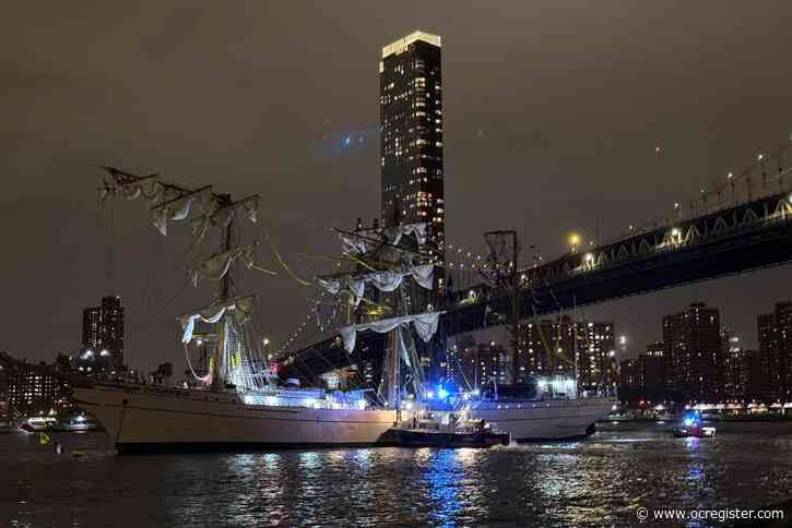 Mexican tall ship strikes Brooklyn Bridge, snapping masts and killing 2 crew members