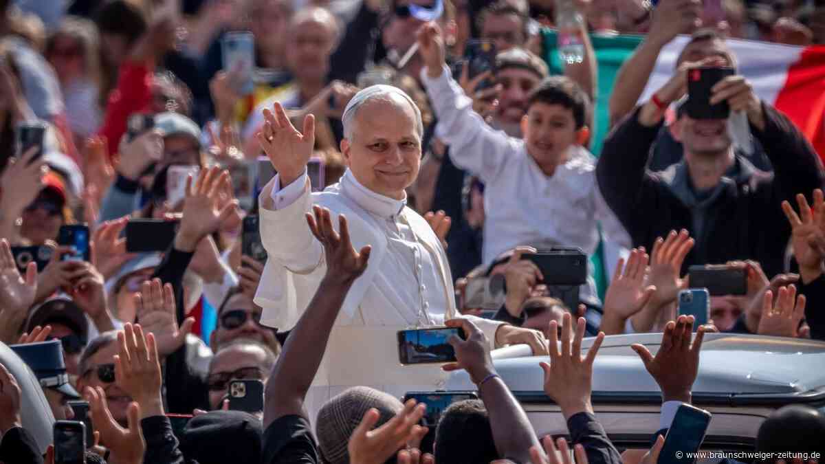 Papst Leo erstmals mit Papamobil auf Petersplatz