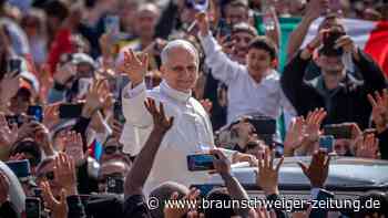 Papst Leo erstmals mit Papamobil auf Petersplatz