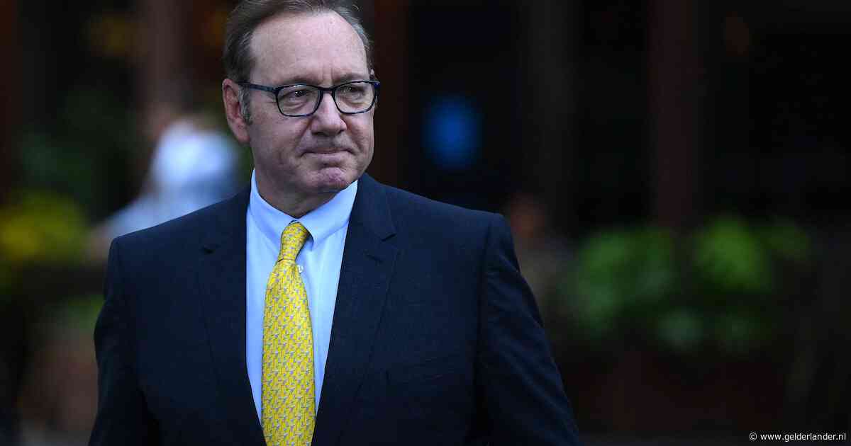 Kevin Spacey krijgt award tijdens gala in Cannes