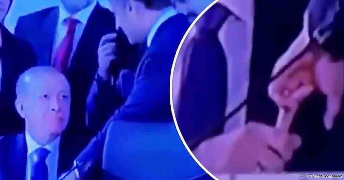 Beelden: Erdoğan houdt vinger Macron vast na begroeting