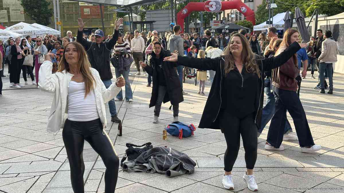 Bei bestem Wetter und ohne Gedränge: Beim Stadtfest wird geschwätzt, getanzt und auch geschuftet