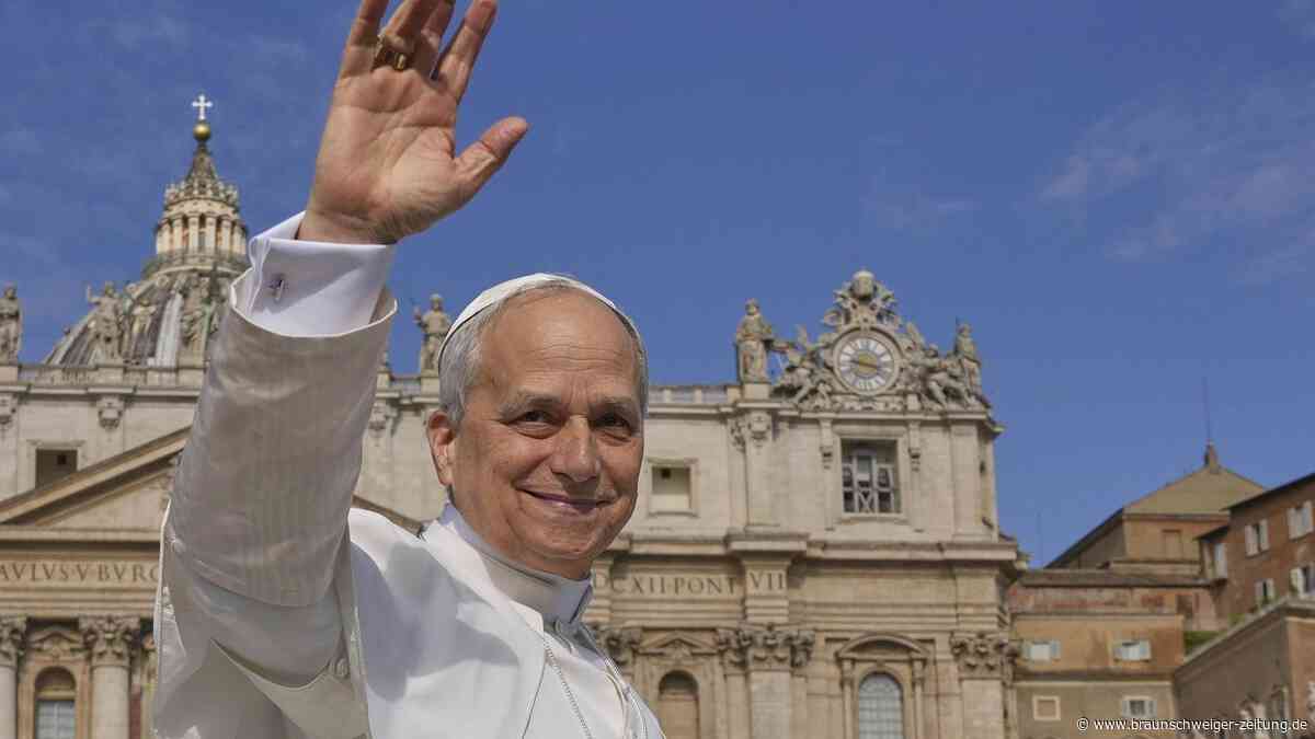 Papst Leo XIV. segnet Gläubige in Rom: „Wir sind überwältigt“