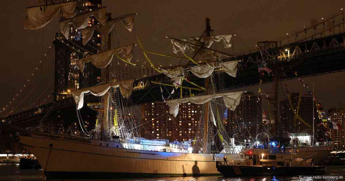 Segelschiff prallt gegen Brooklyn Bridge – Zwei Tote
