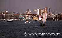 Schiff kollidiert mit Brooklyn Bridge in New York - zwei Tote