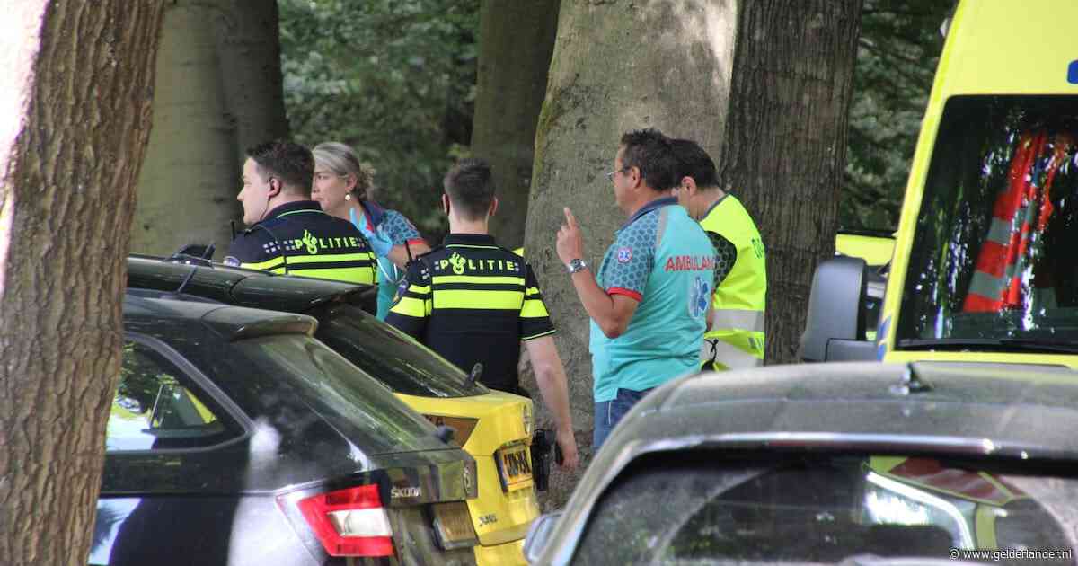 Jongen uit het water gered, twee ambulances naar het zwembad
