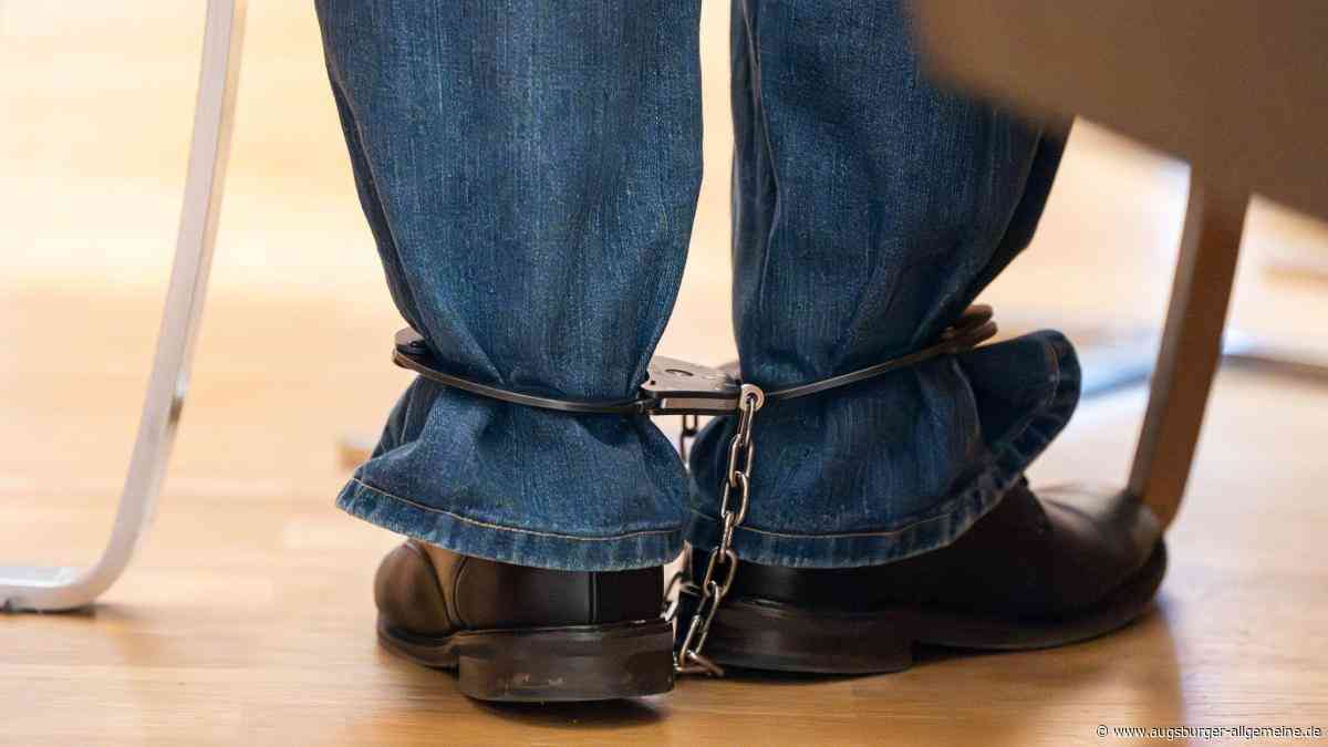 Rentner in Fußfesseln vor Gericht: Einblicke in die Reichsbürger-Szene