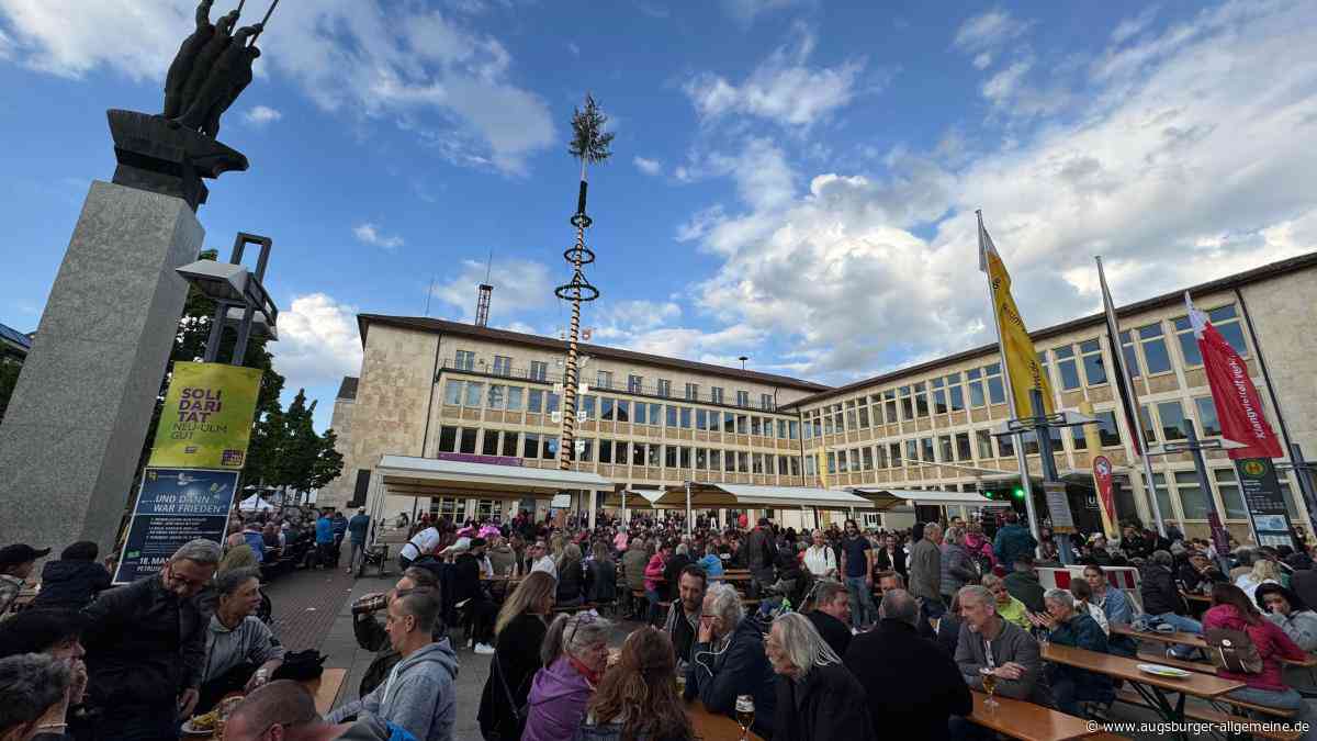 Unfall beim Neu-Ulmer Stadtfest: Mann stolpert über Schild, Schild trifft Frau am Kopf