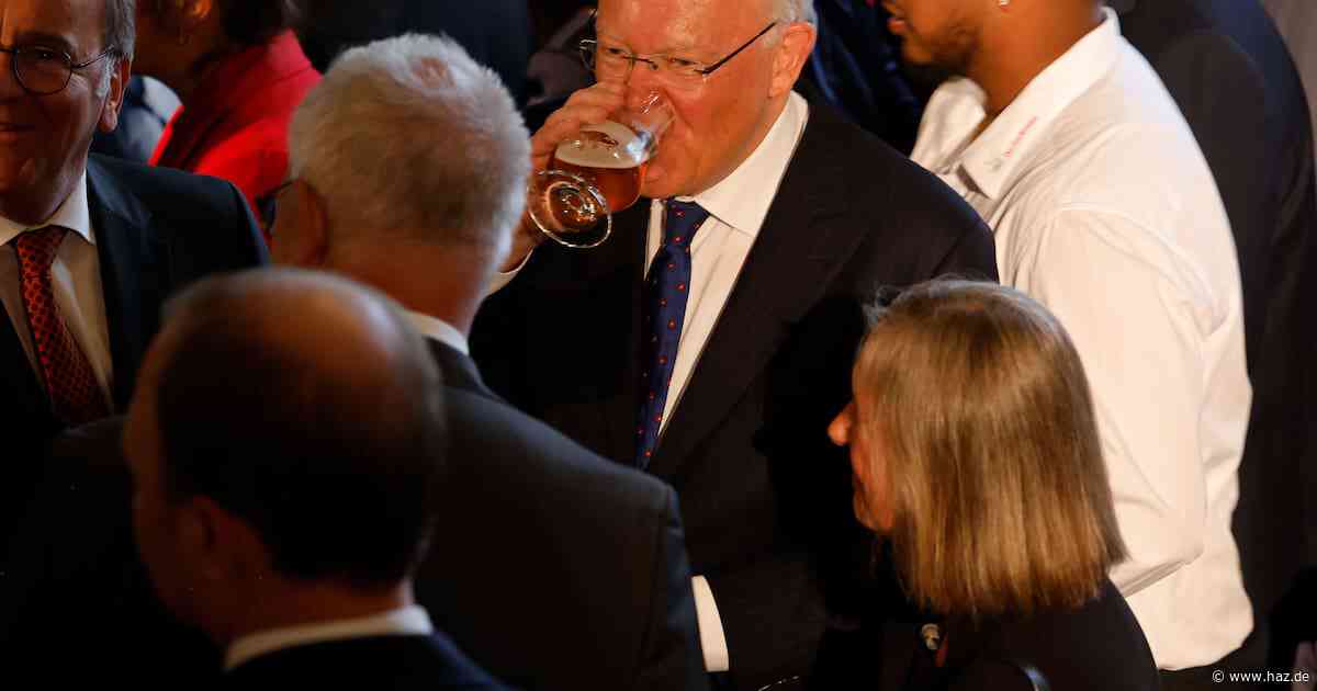 Ministerpräsident Stephan Weil nimmt Abschied: So war der Empfang vor dem Zapfenstreich