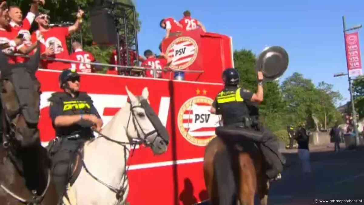 Politie te paard gaat ervandoor met de schaal bij huldiging PSV