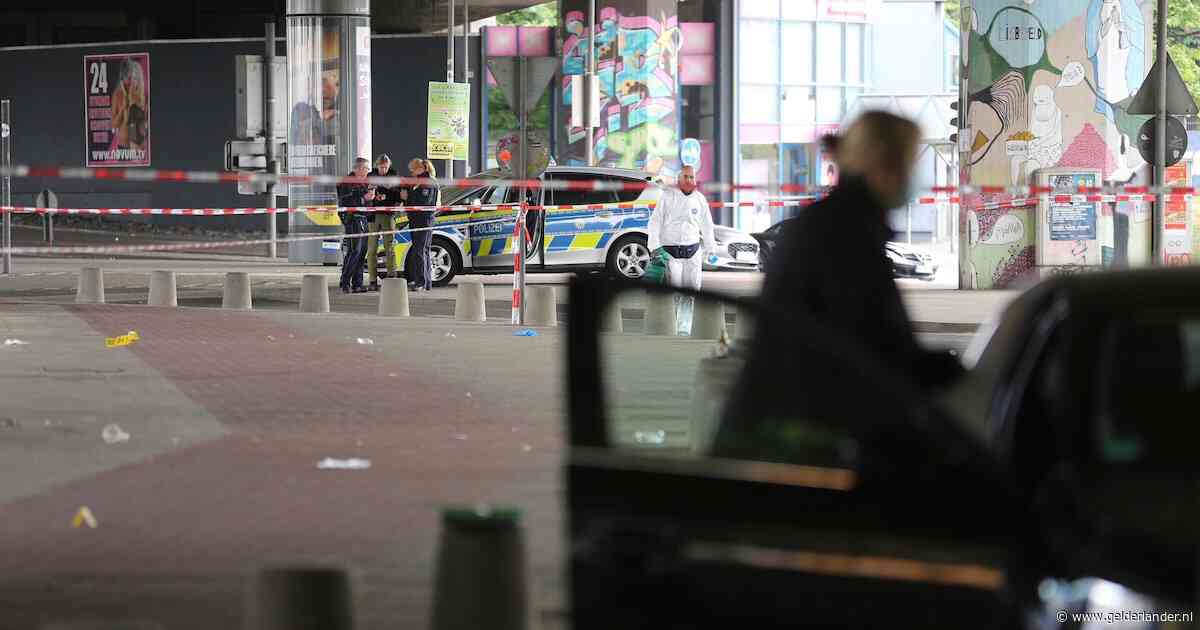 Verdachte die vijf mannen in bar in Duitsland zou hebben neergestoken, na urenlange klopjacht opgepakt