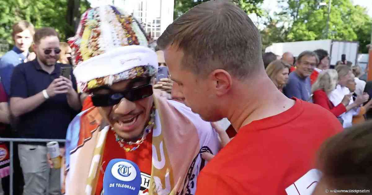 Perschef grijpt in bij Tillman op kampioensfeest PSV: 'Loop maar door'