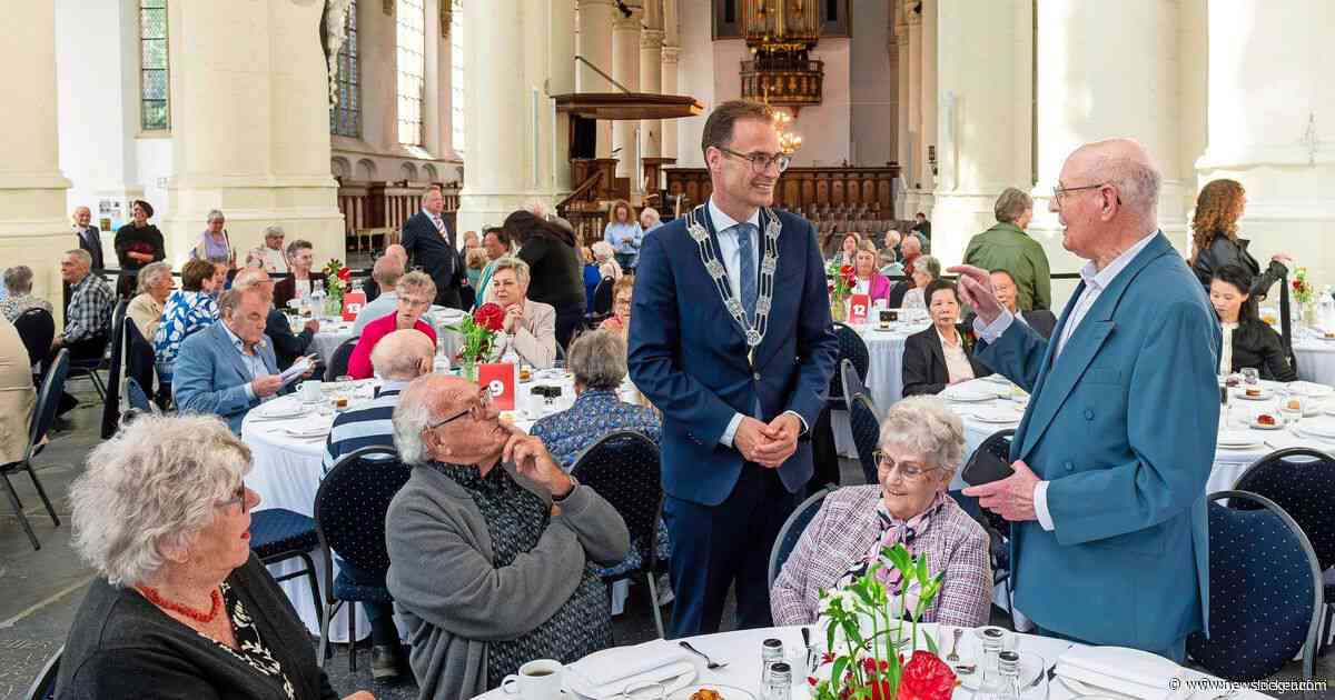 Burgemeester Leiden feliciteert 70 lang getrouwde echtparen: ’Niks datingsites, de vonk moet gelijk overslaan’