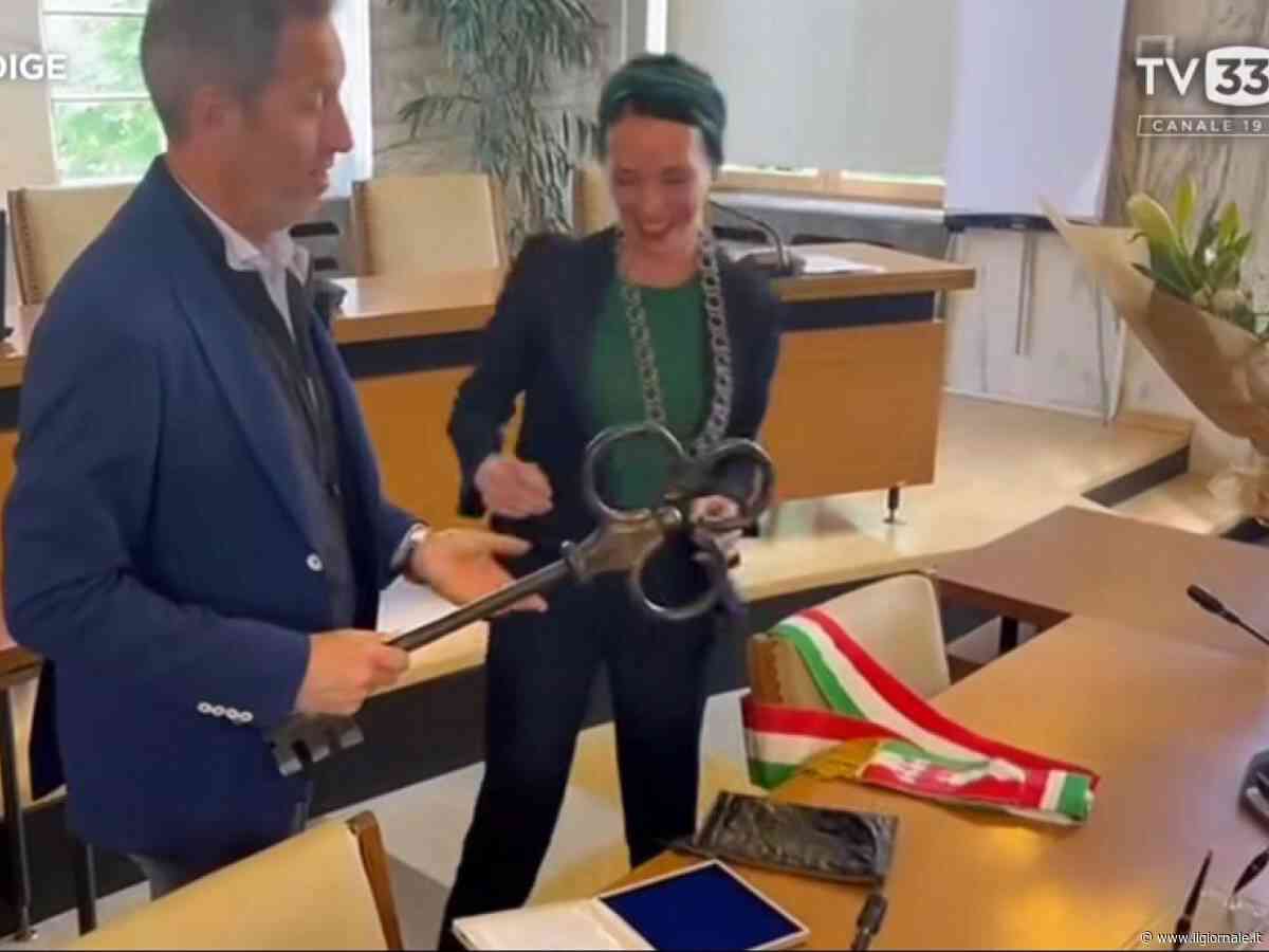 "Ho sbagliato ma ho ragione". Torna a parlare la sindaca che si è tolta il tricolore
