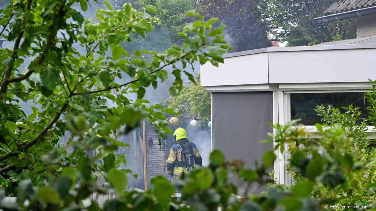 Brand in chalet in achtertuin, veel rookontwikkeling