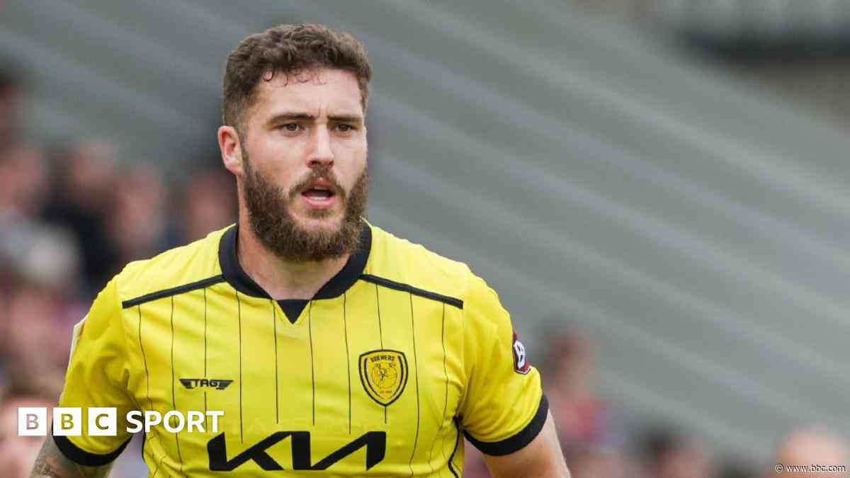 Sweeney leaves Burton for Mansfield return