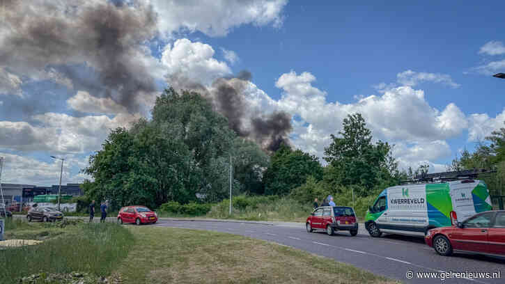 Zwarte rookwolken bij brand op tentenkampje Arnhem