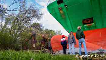 Haus nur knapp verfehlt: Containerschiff strandet vor Wohnzimmerfenster in Norwegen