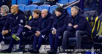 Vitesse breekt na hoofdcoach Van den Brom ook met de assistenten; teammanager stapt op