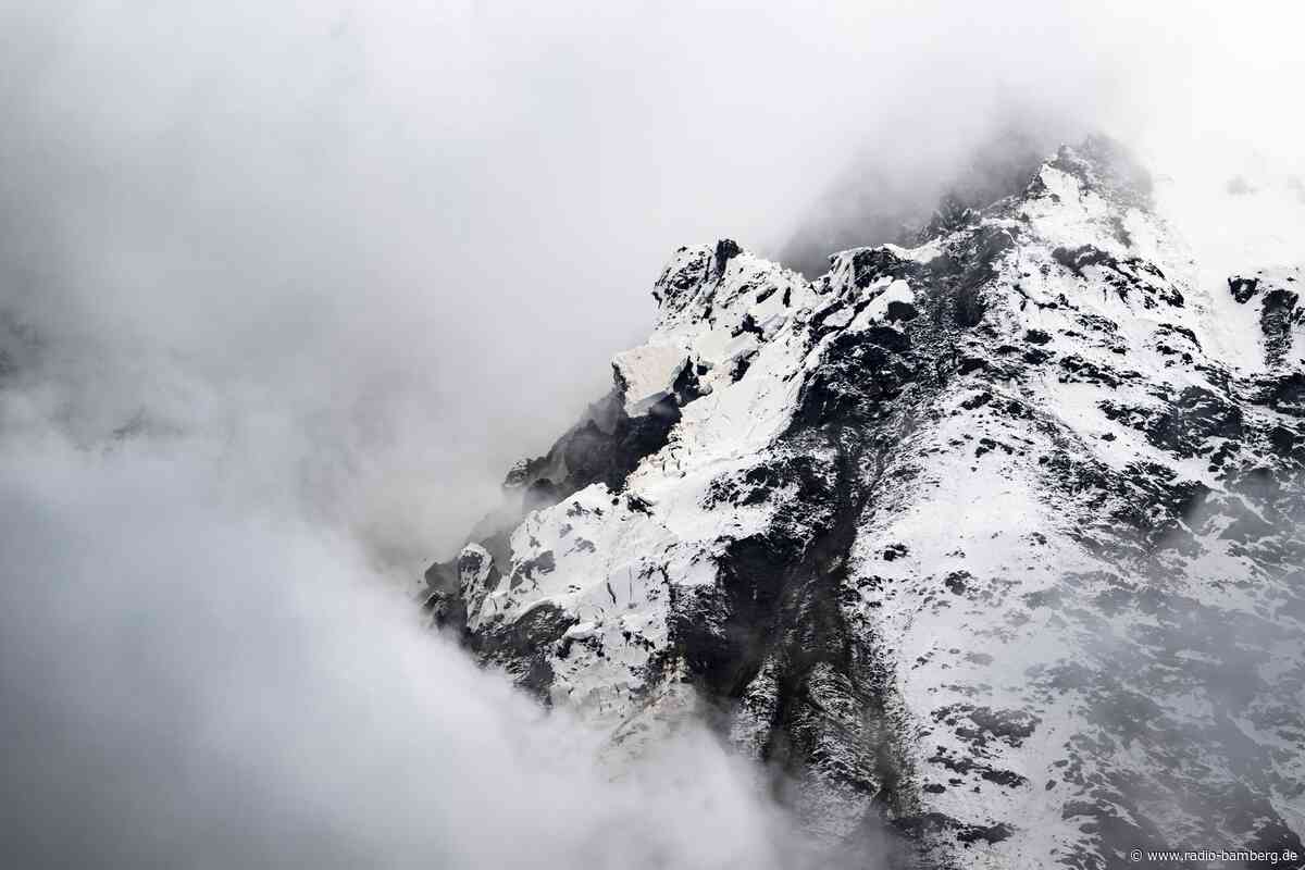 Schweizer Bergsturz bringt einen Gletscher stark unter Druck